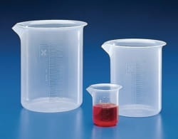 Becher, PP, niedrige Form, erhabene Graduierung