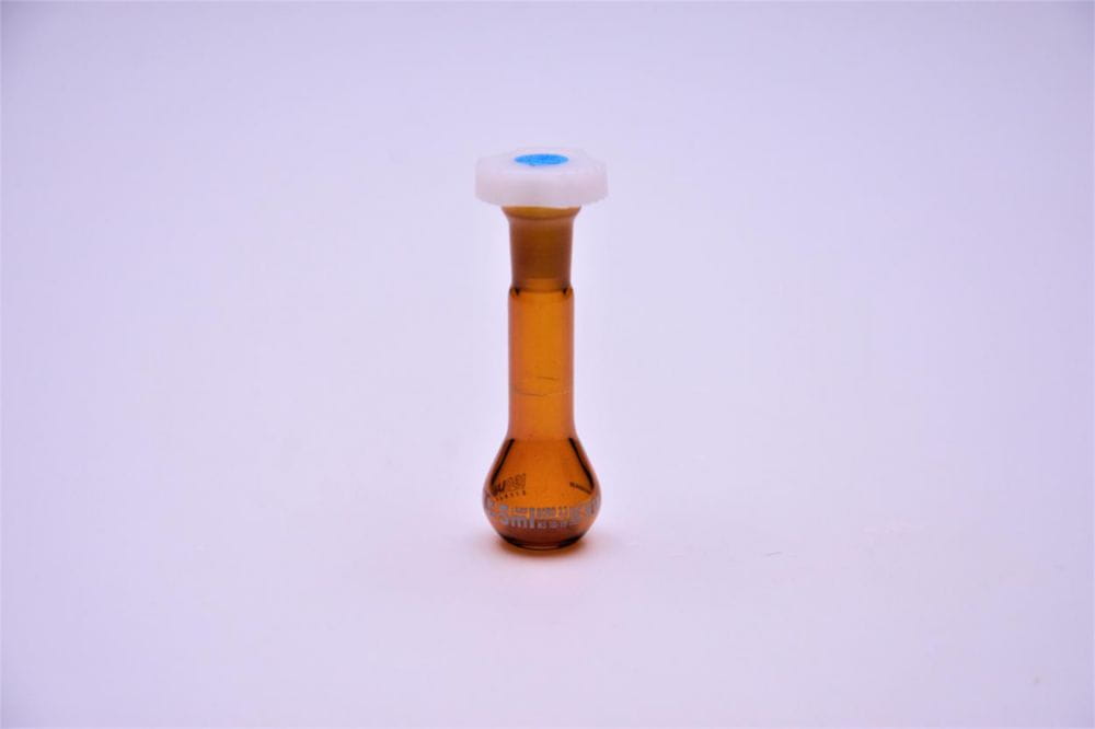 Volumetric flasks, borosilicate glass 3.3, class A, with PE stoppers, coated, amber